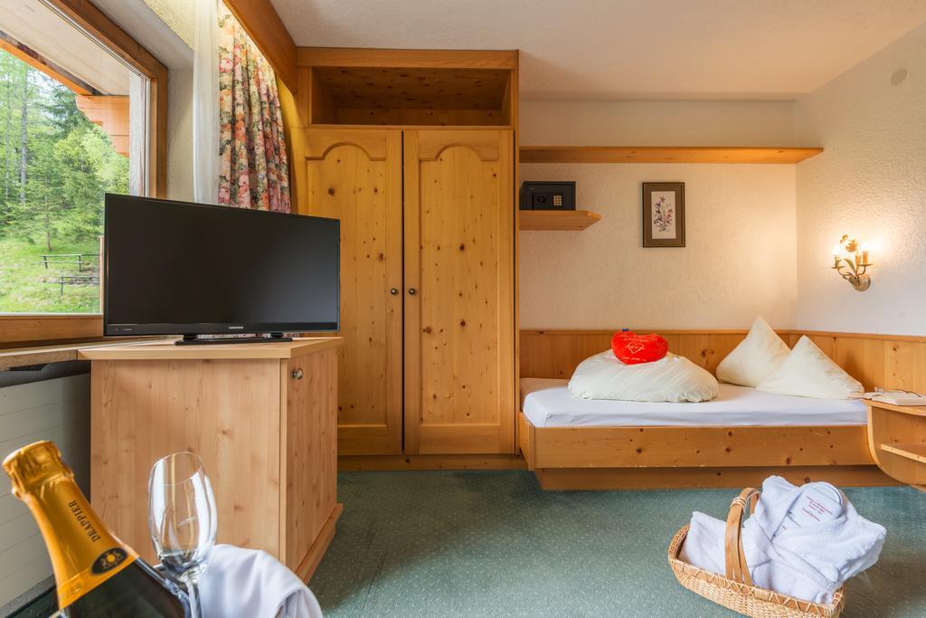 Hotel Hubertushof - Ihr Hotel Mit Herz Leutasch Ruang foto